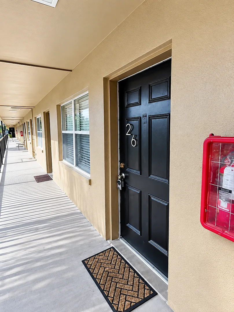 Charming 1-Bedroom Condo in Clearwater Convenient Location Near Shopping and Beaches — Photo 2