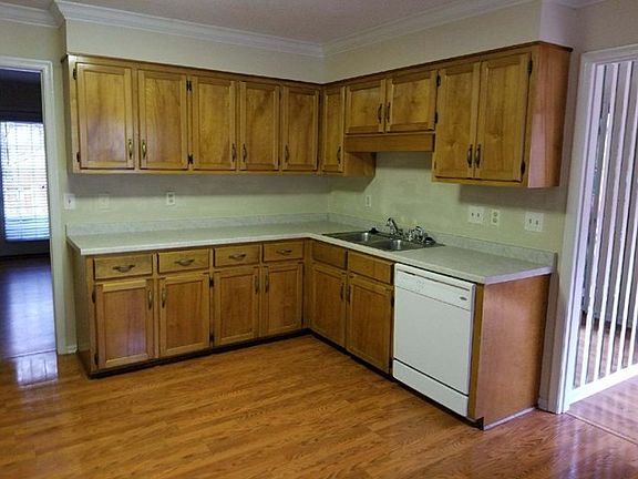 3rd image of 208 Woodcastle Dr