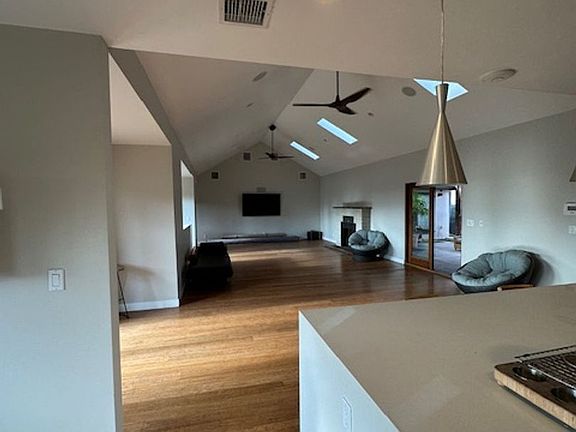 4th image of 402 S Clementine St #402