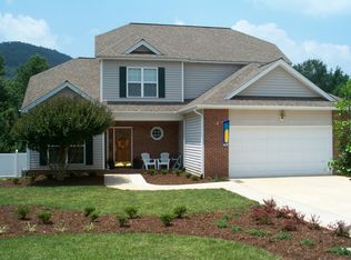 1949 Twin Ponds Dr, Hickory, NC 28602