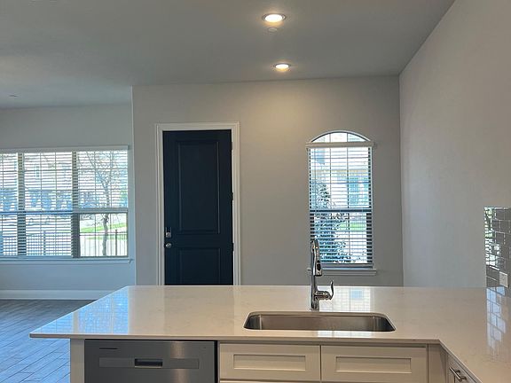 5th image of 6106 Blythe Dr
