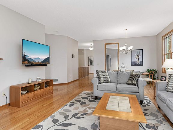 4th image of 379 Sophia Ave E