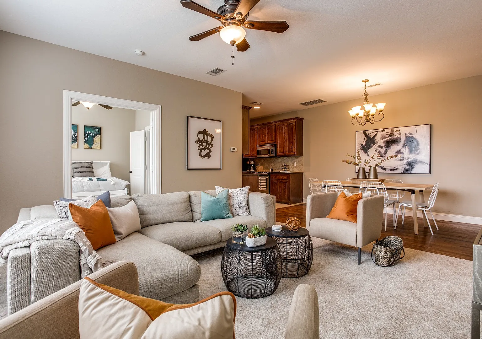 Bright Corner 3-Bed with Garage & In-Unit Laundry in Prime Dallas Location — Photo 2
