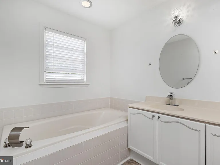 18506 Carriage Walk Cir — Photo 38