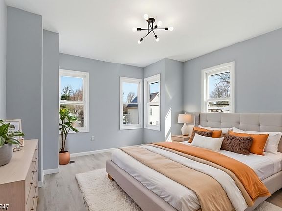 5th image of 217 W Union St