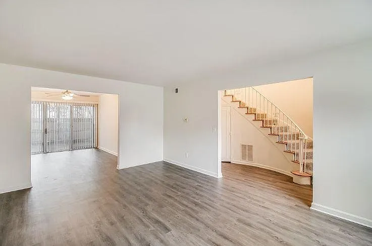 Jamestown Apartments & Townhomes — Photo 32