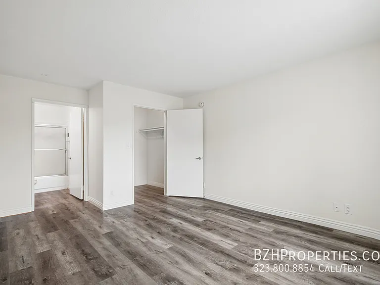 870 Crenshaw — Photo 11