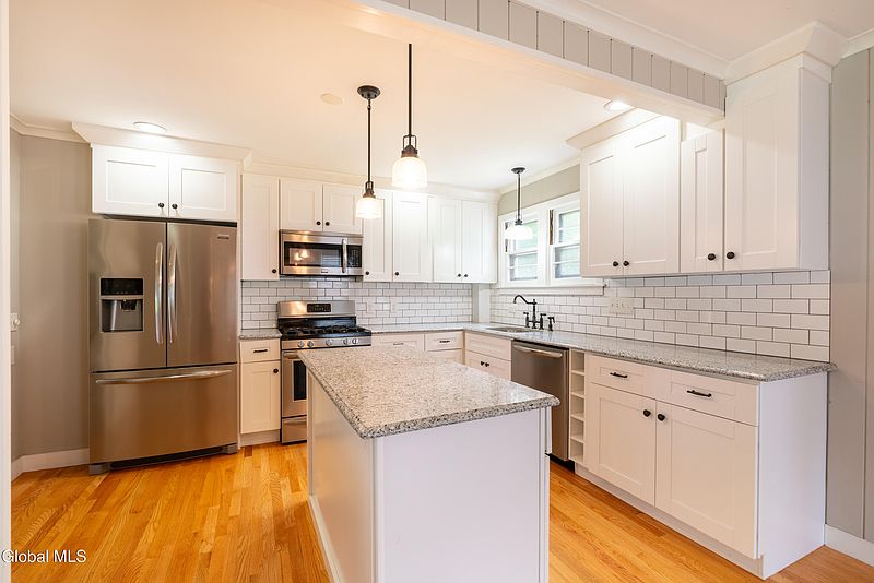 3rd image of 98 Meadowbrook Road