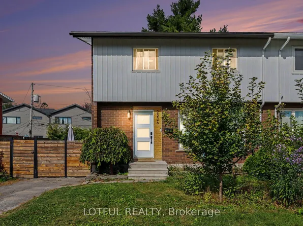 2226 Saunderson Dr, Ottawa, ON K1G 2G4