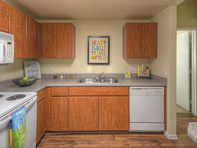 Deer Valley Regency Apartments — Photo 11