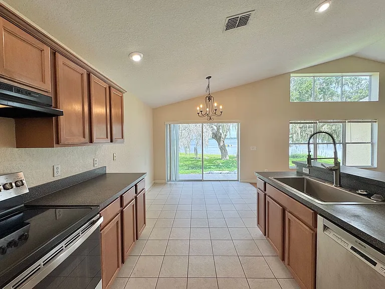 2726 Rochelle Dr — Photo 8