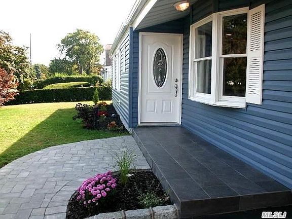 2nd image of 18 Scotch Pine Dr