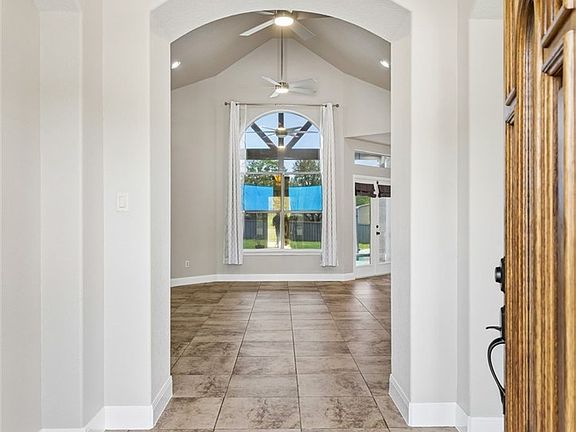 3rd image of 107 Oakview Dr