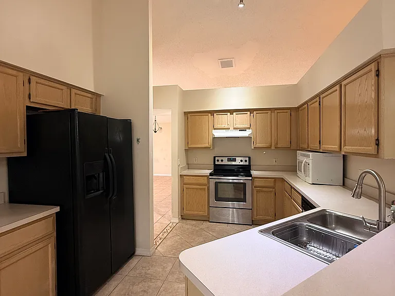 1725 Sir John Ct — Photo 2