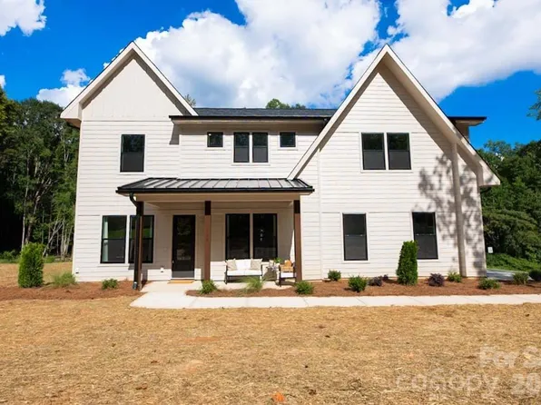 320 Laurel Crest Dr, Kannapolis, NC 28081