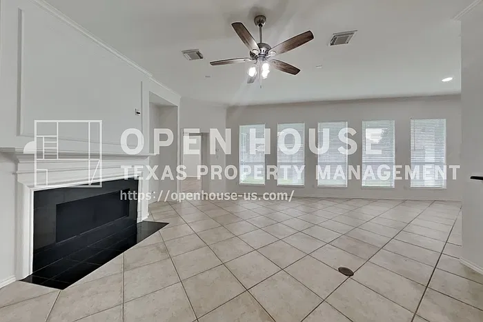 3 bed, 2.0 bath, 2418 sqft, $2,400 — Photo 4