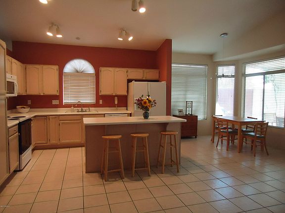 4th image of 804 N Bradley Dr