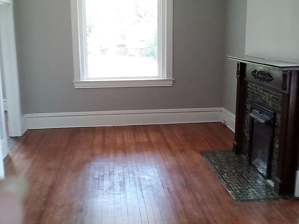 Living Room with fireplace