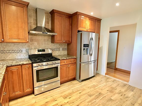 3rd image of 135 Murray Ave #1