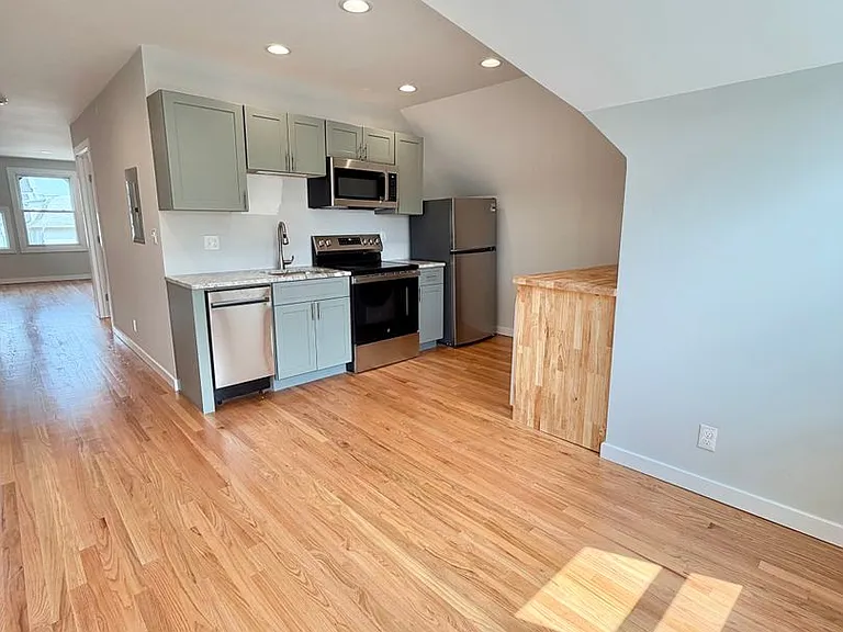 18 Cedar St — Photo 25