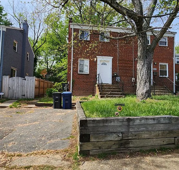 27 S Hudson St — Photo 1