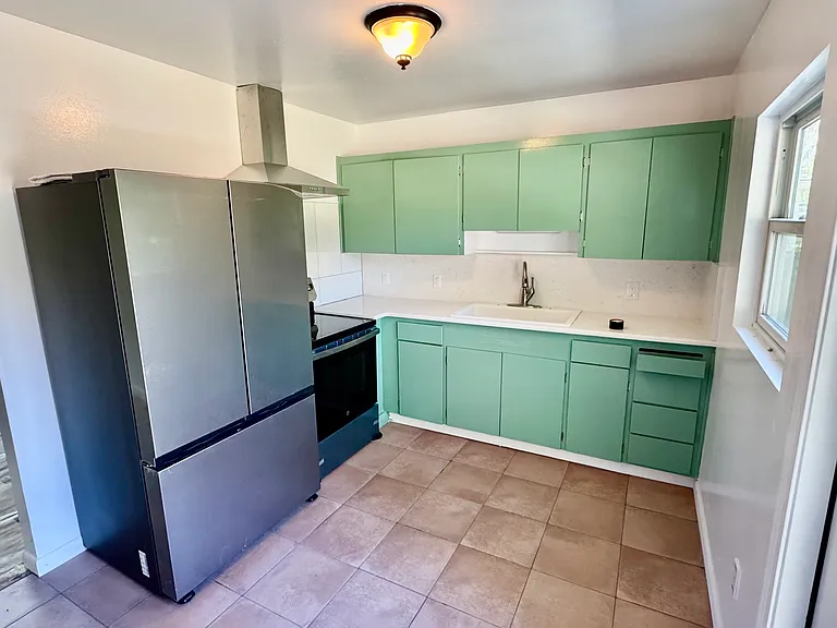 6321 N Lovely St — Photo 3