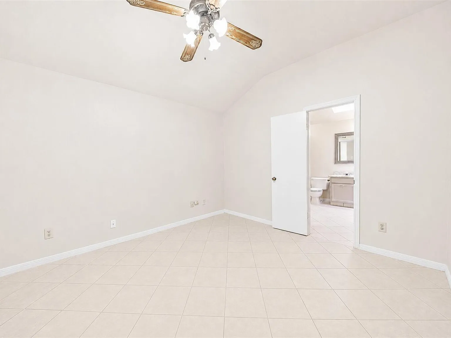 3 bed, 2.0 bath, 1142 sqft, $1,800 — Photo 3