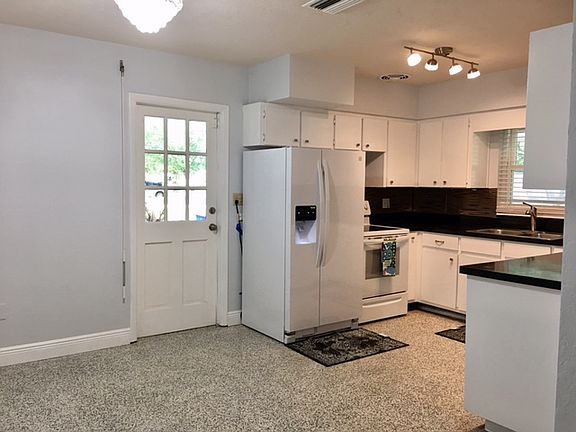 4th image of 1452 Davis Dr