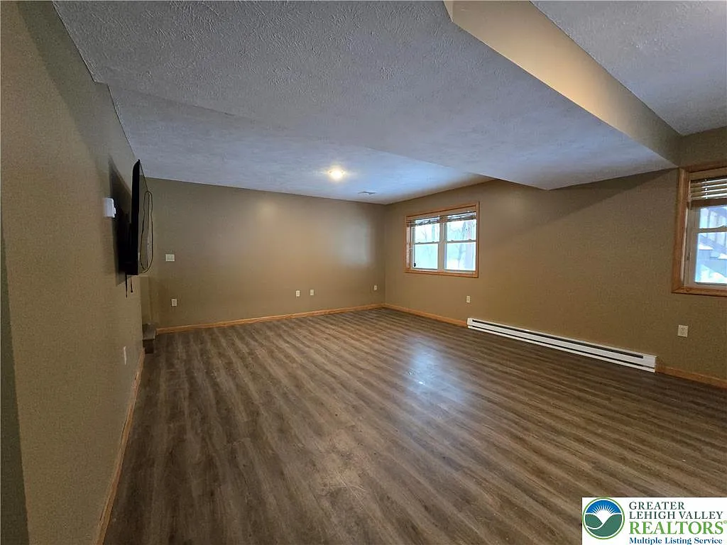 4 bed, 2.5 bath, 2068 sqft, $2,500 — Photo 2