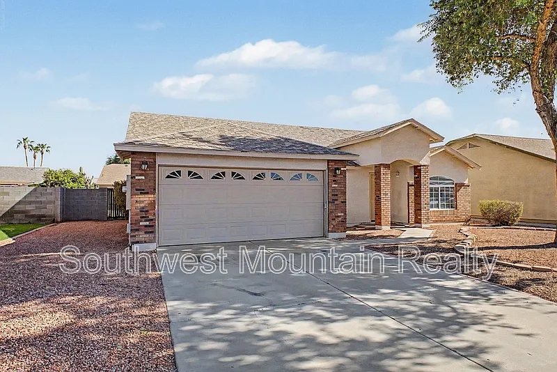 4 bed, 2.0 bath, 1918 sqft, $2,495 — Photo 4