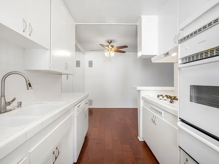 426 S Rexford Dr #5 — Photo 6