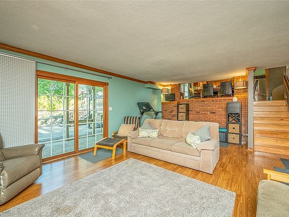 3rd image of 208 W Hillcrest Dr