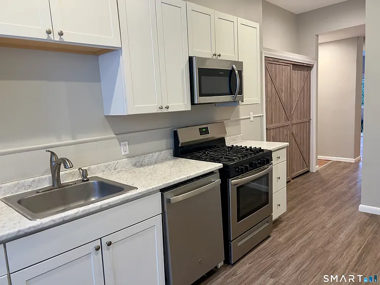 300-302 Soundview Ave — Photo 9