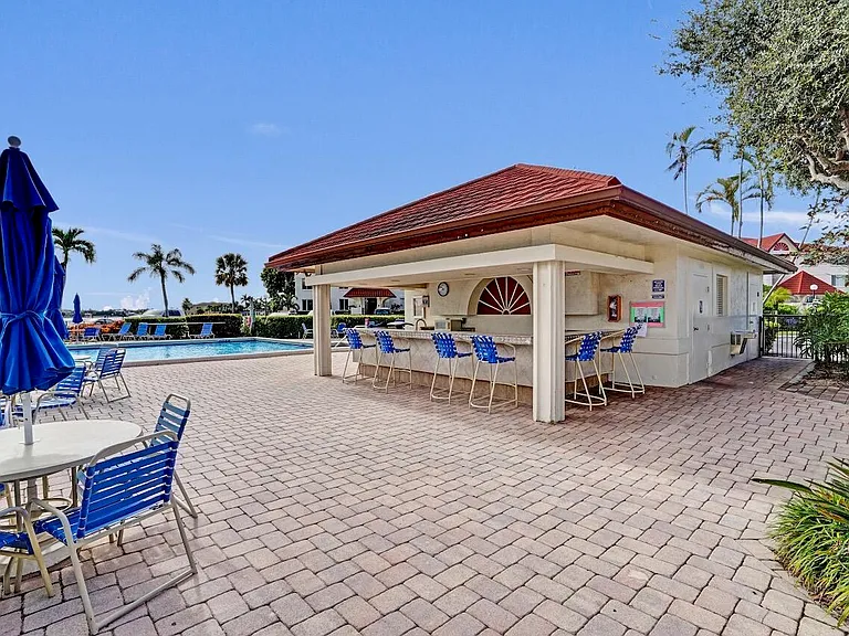107 Half Moon Cir #H1 — Photo 49