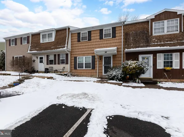 98 Green Meadow Ln, Telford, PA 18969