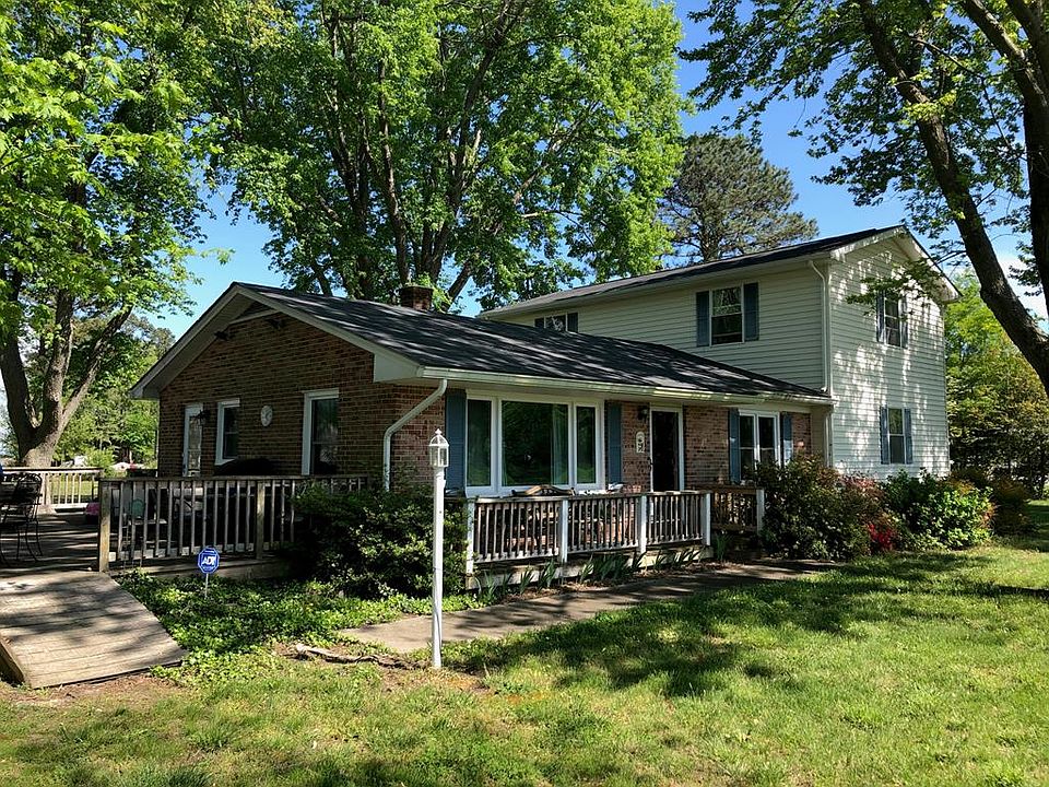 1st image of 395 Pine Point Dr