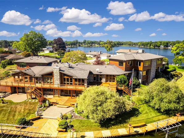 4190 Aquarina St, Waterford, MI 48329