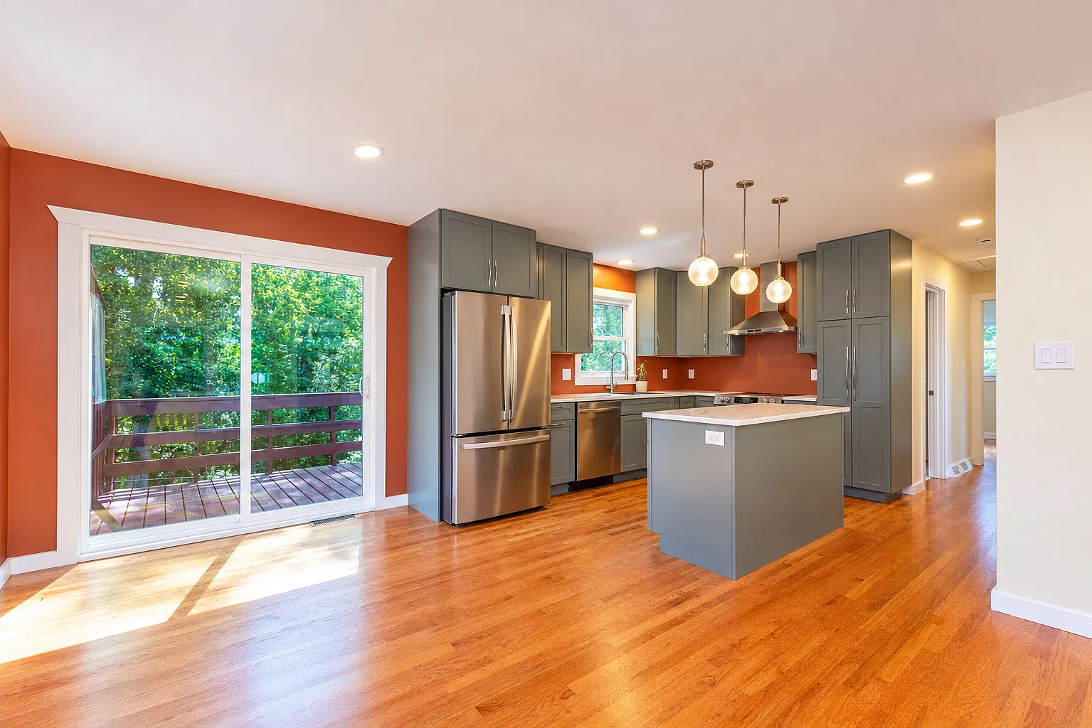 3 bed, 1000 sqft, $2,400 — Photo 1