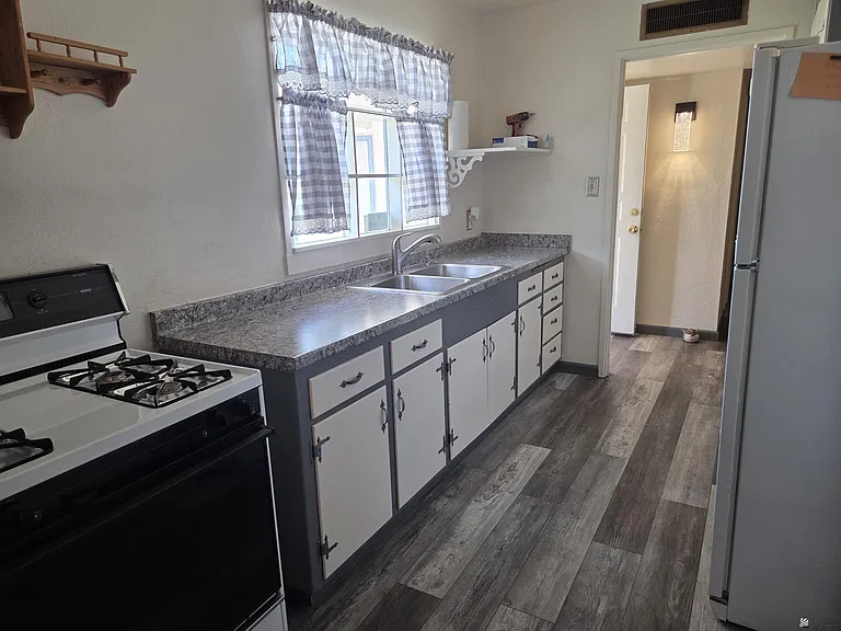1901 W 16th Pl — Photo 7