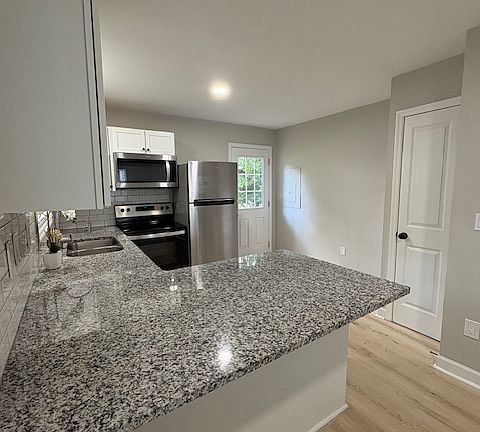 3rd image of 906 E Valley Dr