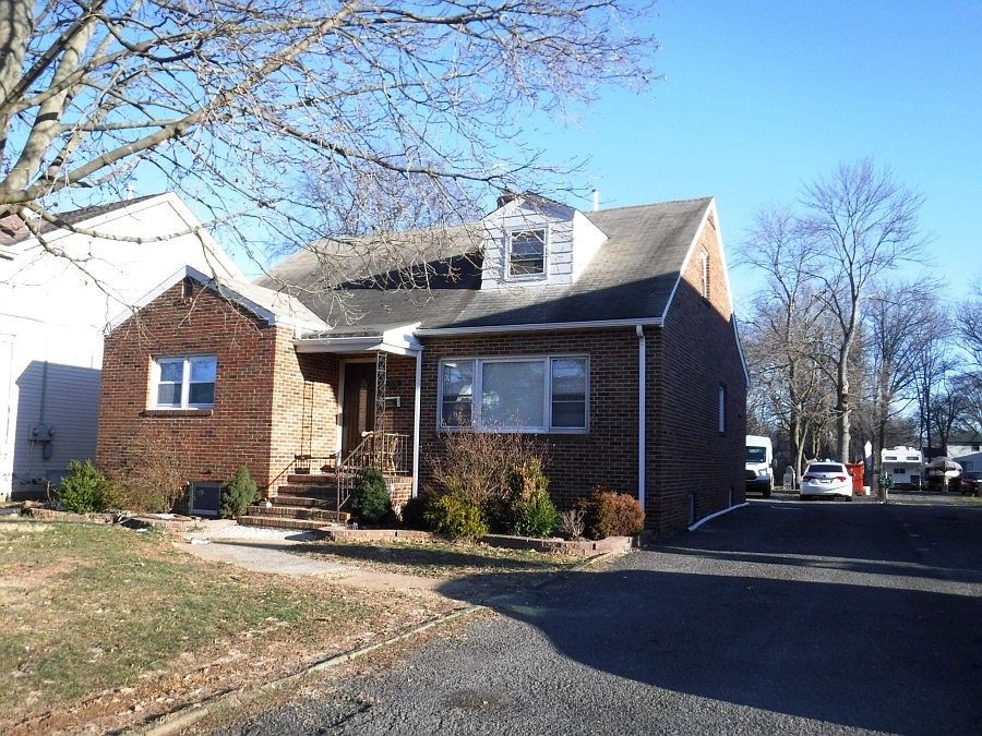 2nd image of 976 Newton St