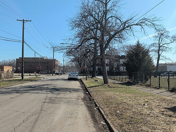 4th image of 2915 E 80th St