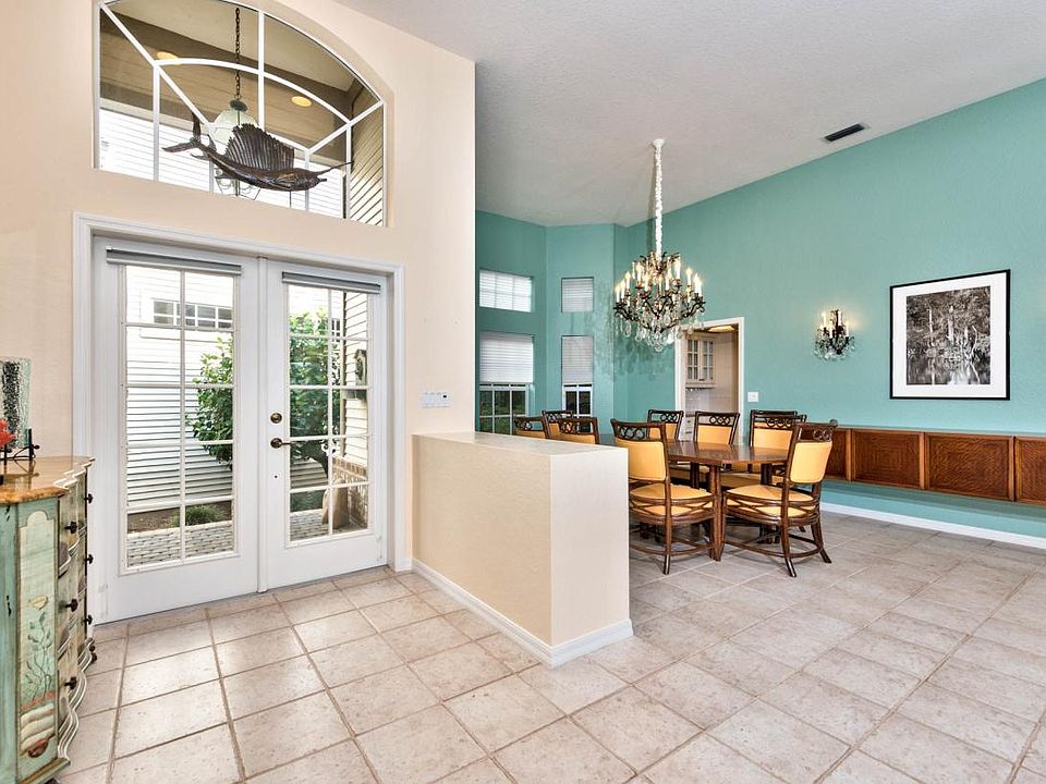 Beautiful Spacious Entry