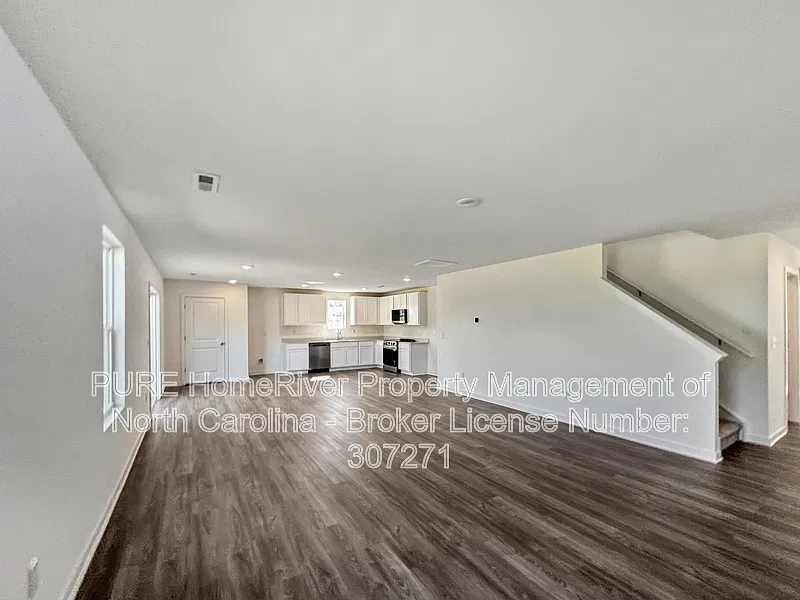 4 bed, 2.5 bath, 2376 sqft, $2,165 — Photo 3
