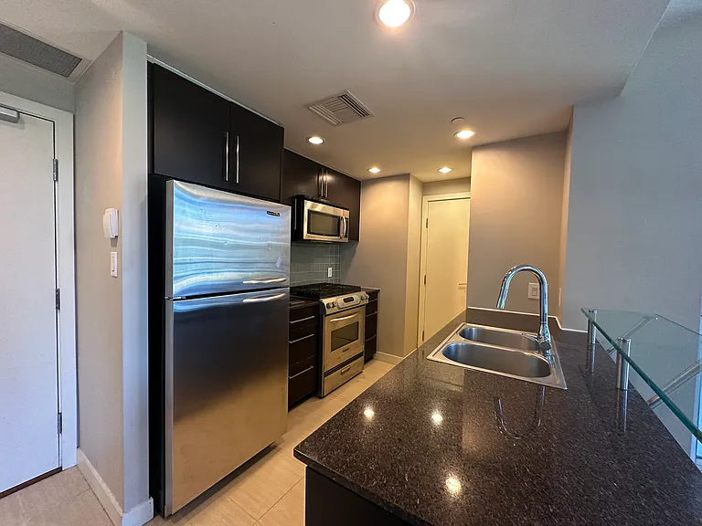 638 Beach Cres #706 — Photo 4