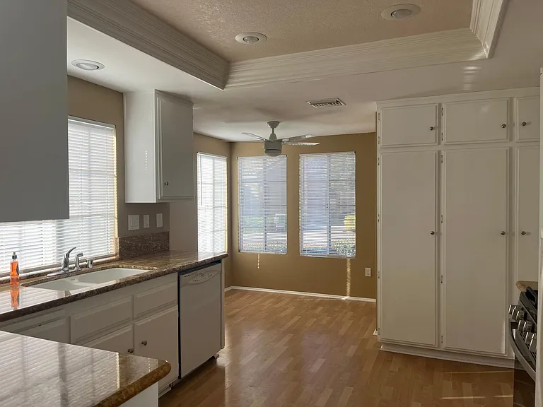 KITCHEN/DINING AREA