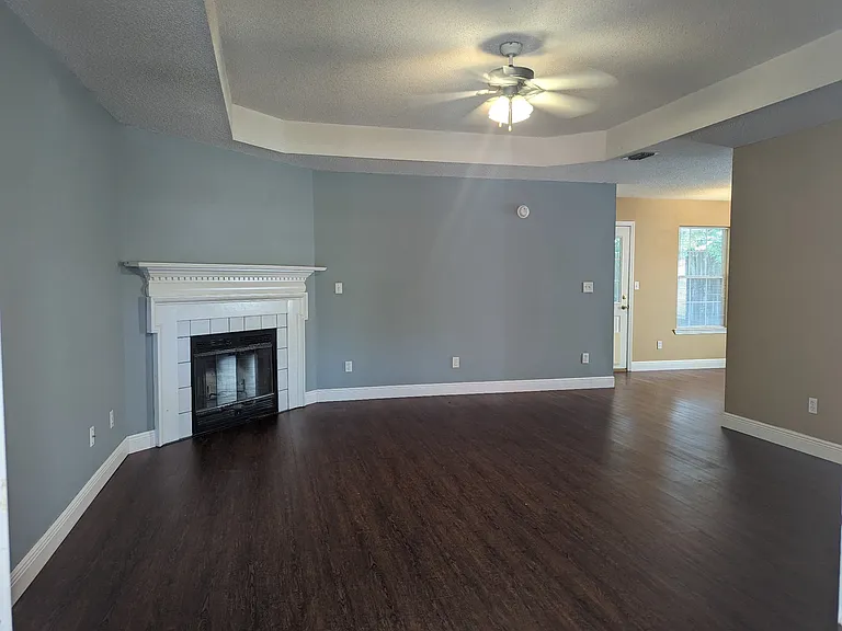 832 Fairview Dr — Photo 2