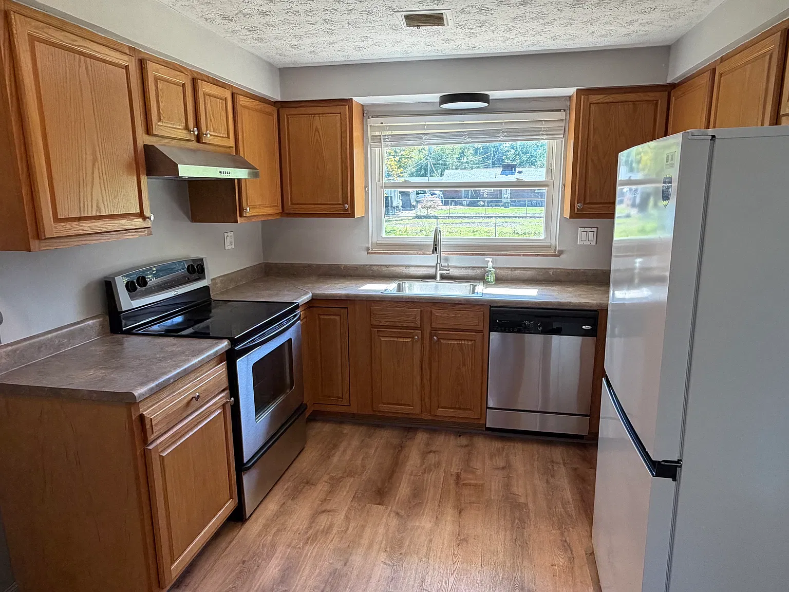 3 bed, 1326 sqft, $2,400 — Photo 3