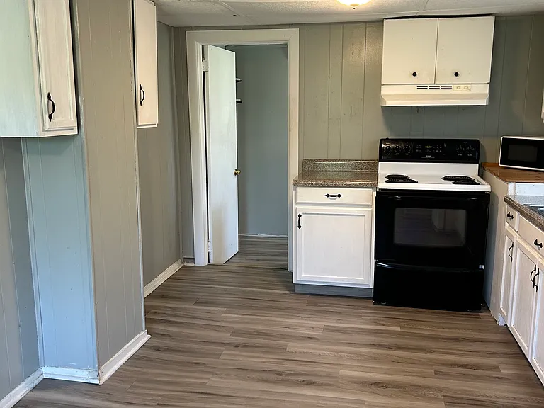 1601 Main St W #3 — Photo 4