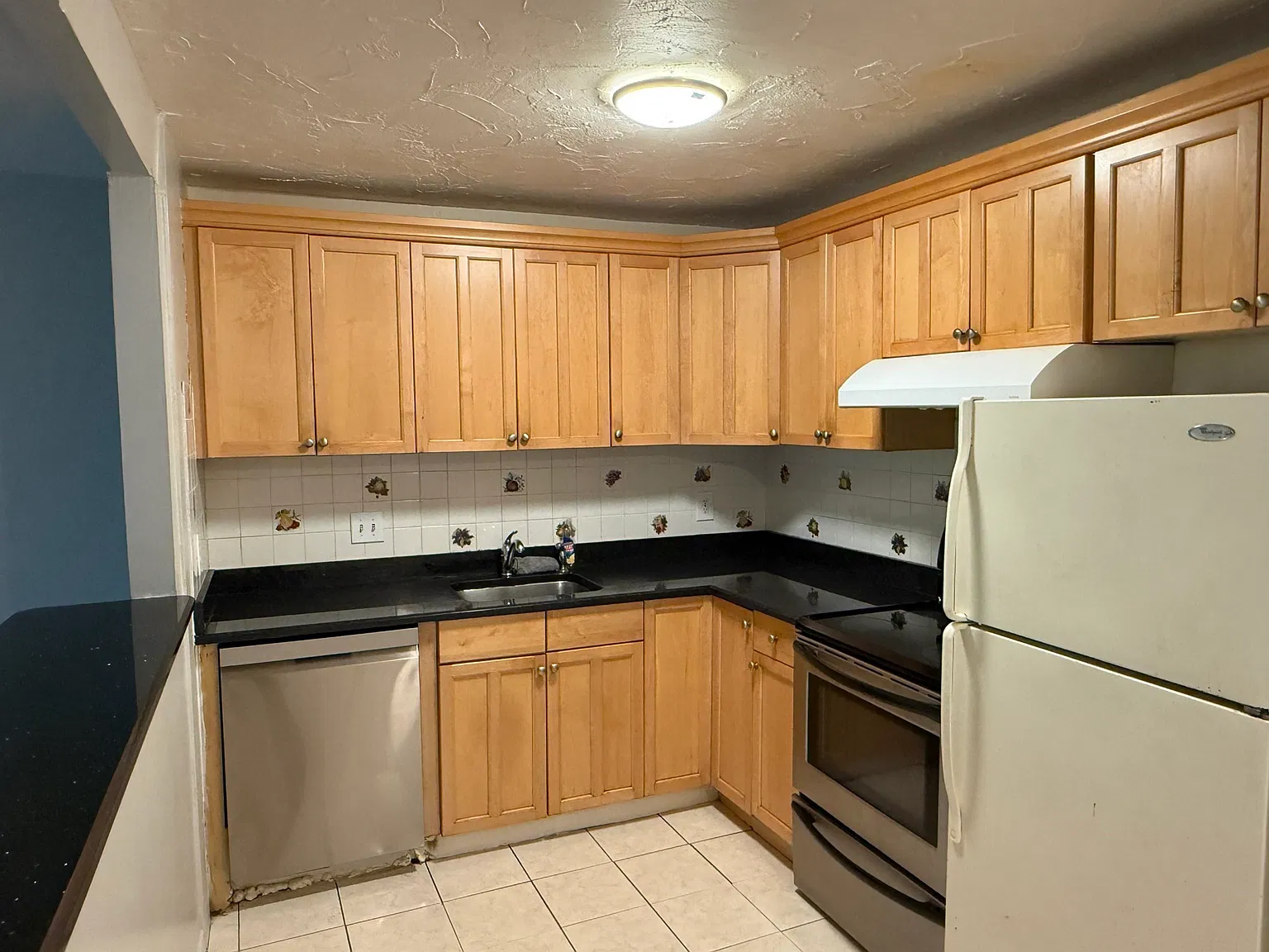 2 bed, 1.5 bath, 897 sqft, $2,300 — Photo 2
